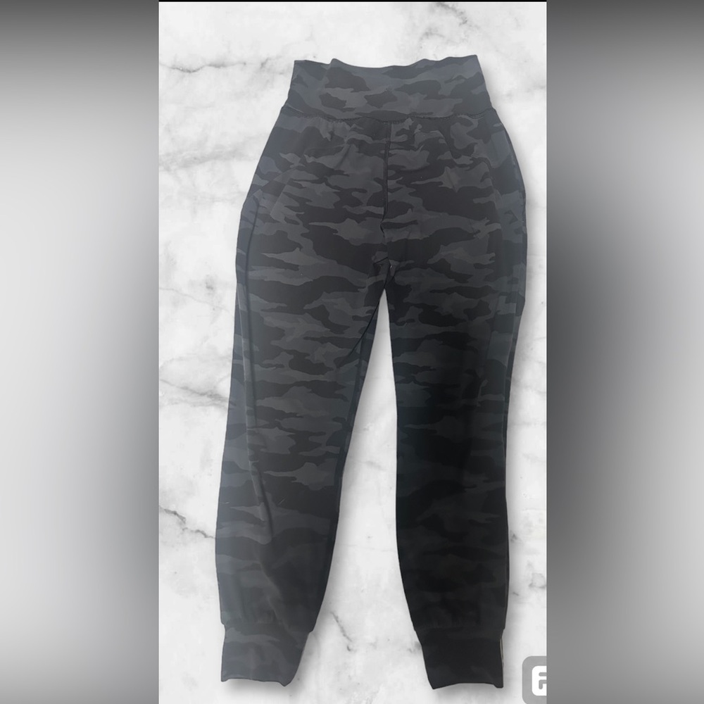 ATHLETA SALUTATION HIGH RISE JOGGER size small perfect condition